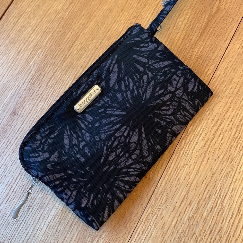 NWOT Baggallini RFID Onyx Floral Phone case ID Wristlet Clutch Wallet Black Gray